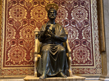 Statue des Petrus im Petersdom