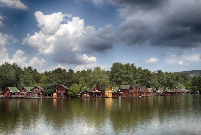 Fischerhütten in der ungarischen Wasserstadt Tata