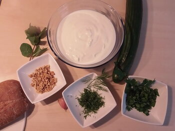 Zutaten für armenische Joghurtsuppe Spas