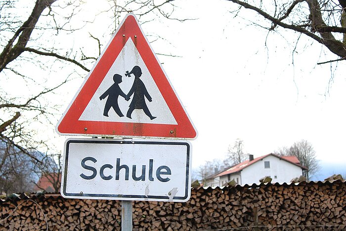 Verkehrsschild Achtung Schule