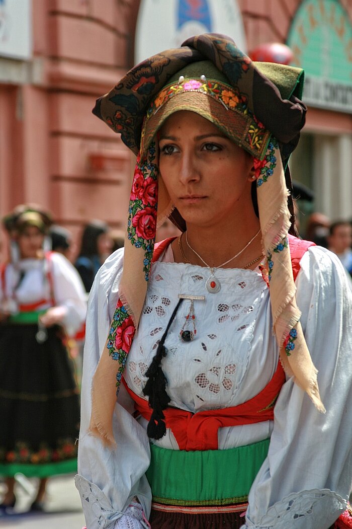 Frau in Tracht auf Sardinien