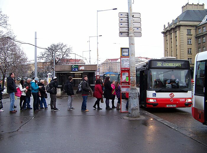 Schlange am Autobus in Prag