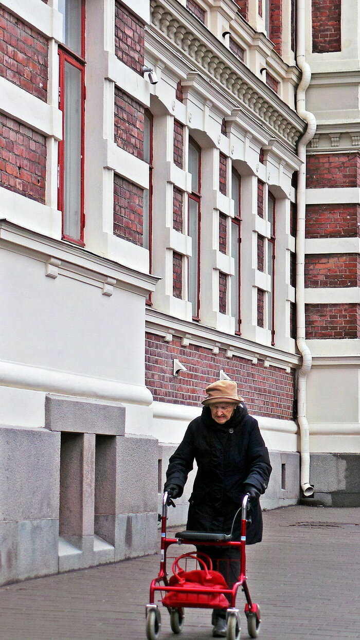 Ältere Frau in Tampere, Finnland
