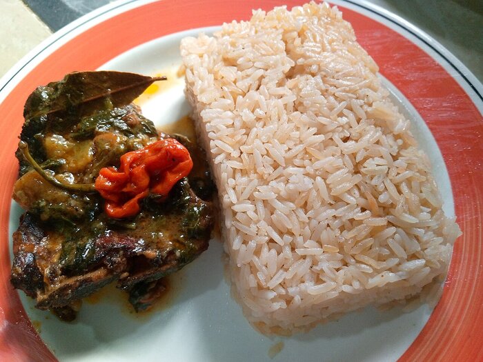 Reis mit Spinatsauce in Gabun Spinat und Reis in der gabunischen Küche