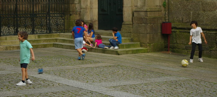 Portugiesische Kinder beim Fußball