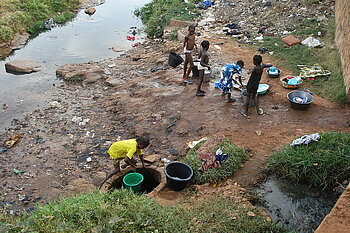 Kinder beim Wäsche-Waschen in Burkina Faso