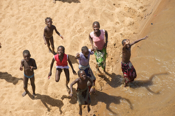 Kinder am Fluss im Nordosten von Guinea