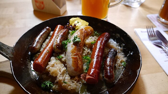 Bratwurst mit Sauerkraut