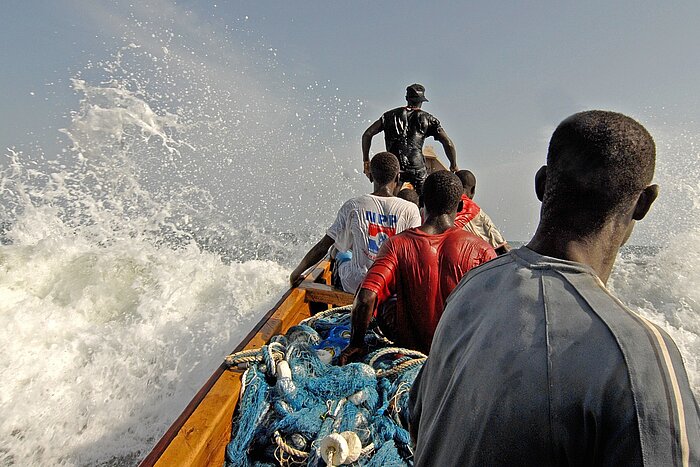 Fischer unterwegs auf ihrem Boot