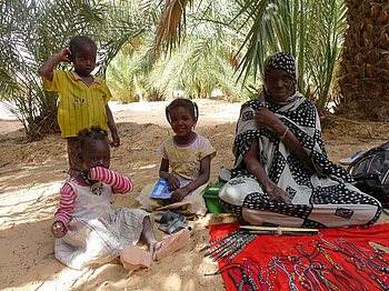 Mutter und Kinder in der Adrar-Oase Lagueila