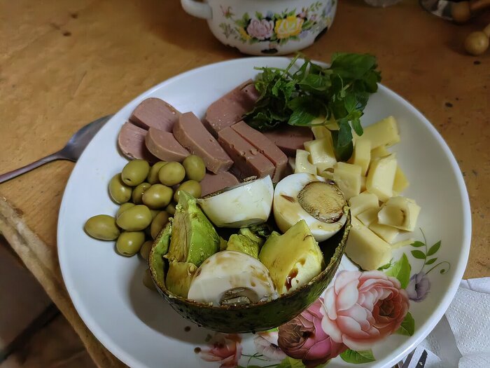 Snack in Burkina Faso mit Ei und Huhn Typisches Essen in Burkina Faso