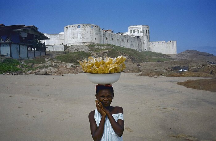 Mädchen verkauft Bananen in Ghana