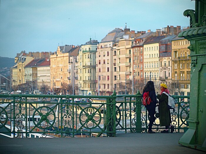 Zwei Menschen in Budapest