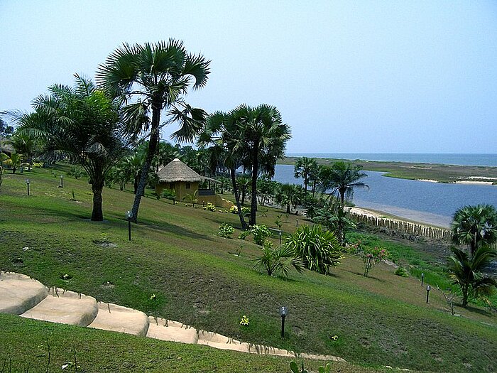 Landschaft am Meer im Kongo