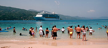 Kreuzfahrtschiff und Strand in Haiti