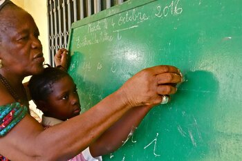 Lehrerin und Schülerin in Guinea
