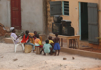 Kinder schauen Fernsehen in Togo