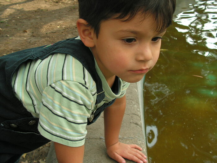Junge in einem Park in Mexiko-Stadt