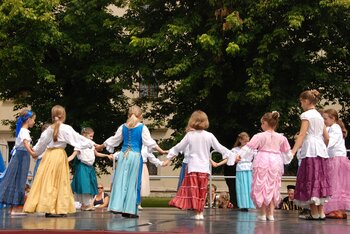Kinder in Polen beim Tanz