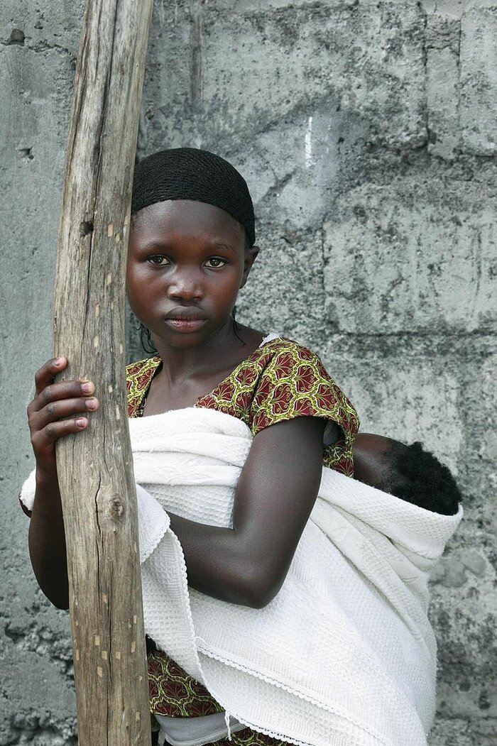 Junge Frau mit Baby im Kongo