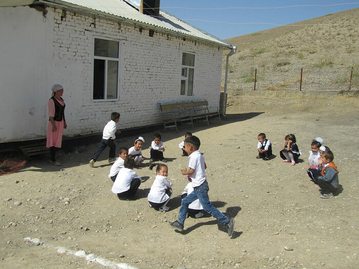 Schulhof in Kirgisistan