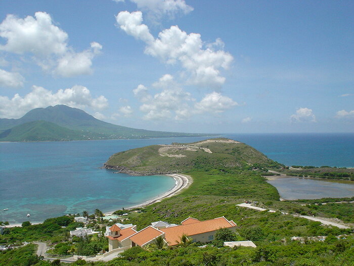 Südspitze von St. Kitts und links Blick auf Nevis
