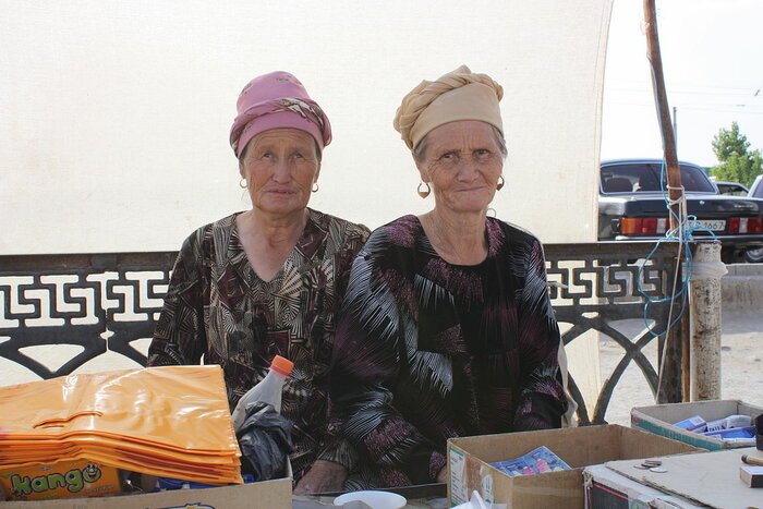 Verkäuferinnen in Nukus