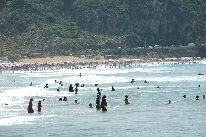 Menschen am Strand in Algerien
