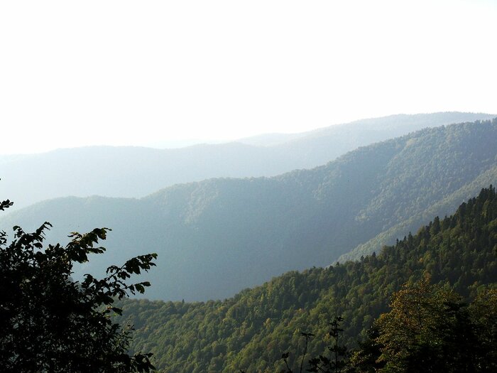 Berge in Georgien im Dunst