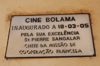 Schild auf Portugiesisch in Guinea-Bissau
