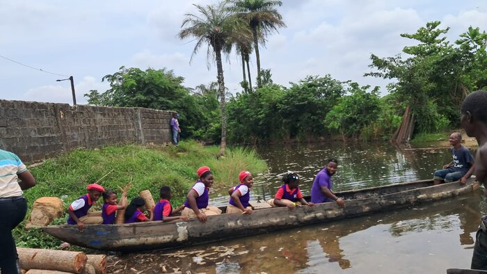 Schüler in einem Kanu in Liberia