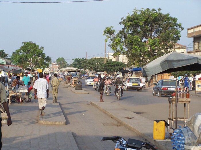 Menschen in einer Straße in Lomé