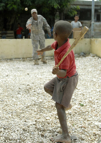 Junge spielt Baseball in Dom Rep