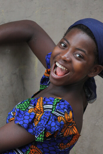 Fröhliche Frau aus Sierra Leone