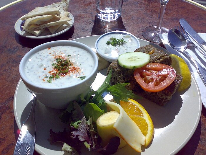 Kibbeh mit Joghurtsuppe