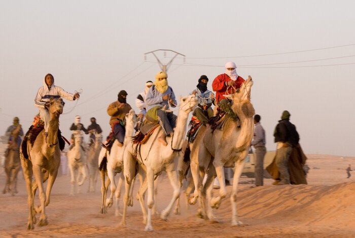 Männer beim Kamelrennen in Algerien