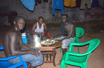 Gemeinsames Essen in Bissau