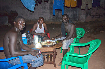 Gemeinsames Essen in Bissau