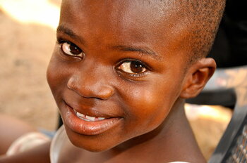Fröhlicher Junge aus Ghana