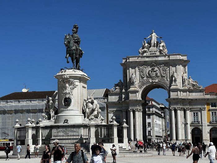 Praça do Comércio mit Reiterstatue Platz in Lissabon mit Triumphbogen