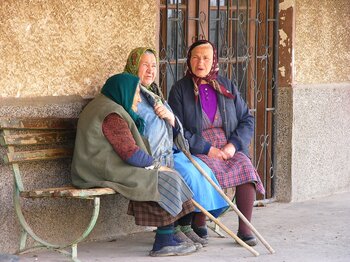 Ältere Frauen aus Bulgarien auf einer Bank