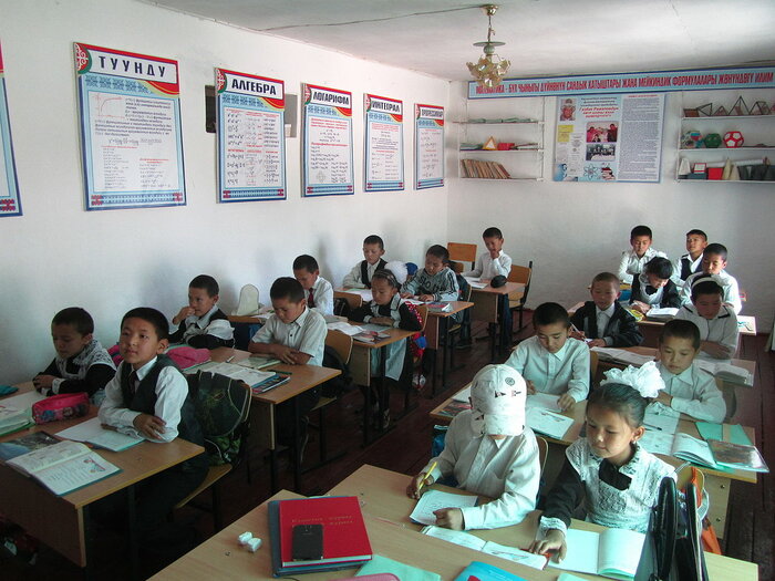 Schulklasse im Leilek Distrikt (Südwesten von Kirgisistan)