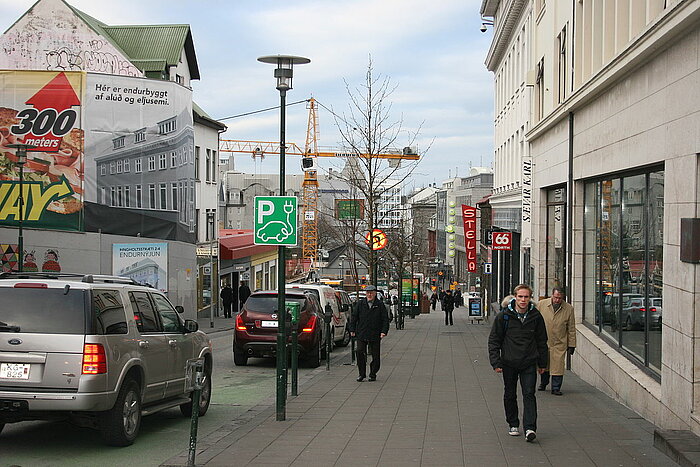 Menschen unterwegs in Reykjavik