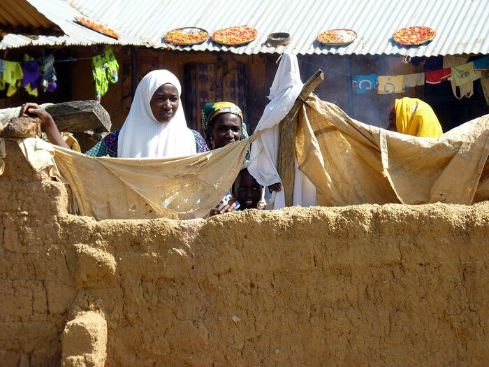 Frauen in Chifatake hängen Wäsche auf