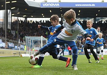 Fußballspielende Kinder