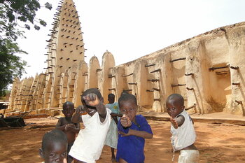 Kinder vor einer Moschee in Bobo-Dioulasso