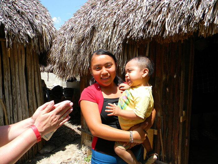 Maya-Frau mit Kind in Cobá