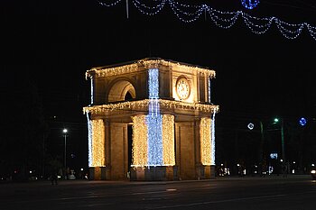 Weihnachtlich geschmückter Triumphbogen in Chisinau