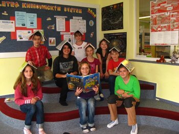 Tschechische Kinder in einer Bücherei
