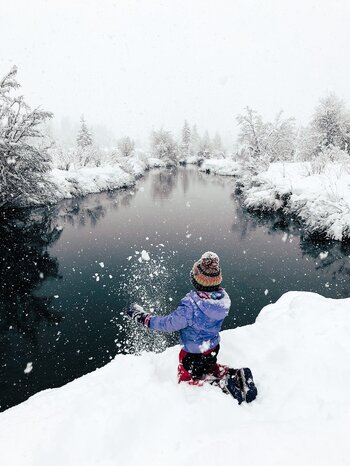 Kind aus Kanada im Schnee